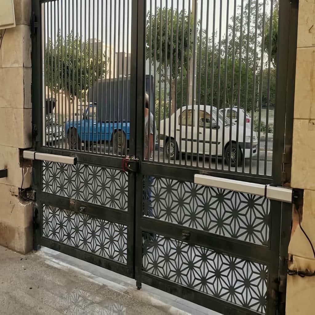 جک درب پارکینگ کنار ستون نامتقارن ساختمان اردبیل