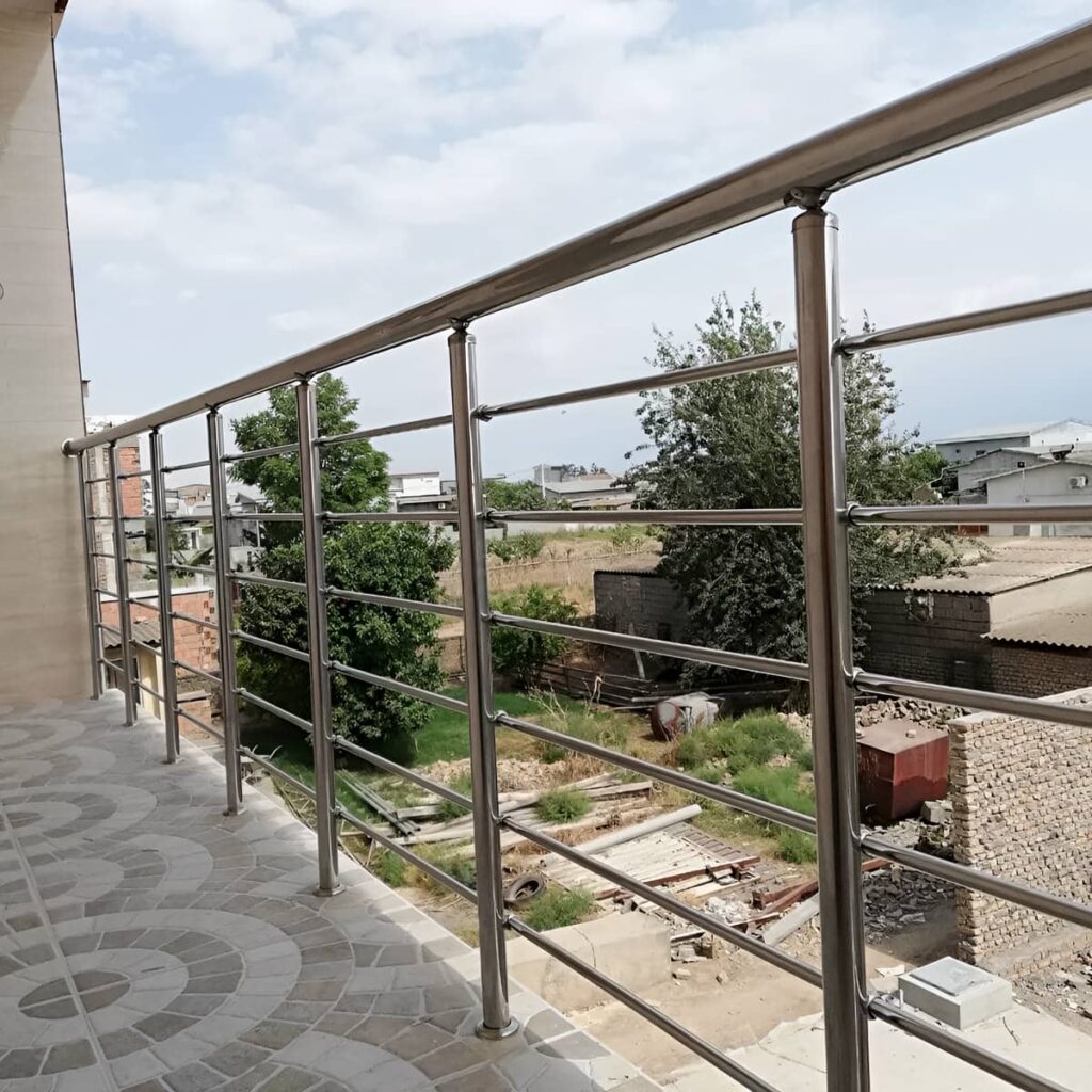 حفاظ تراس استیل روی ایوان باران‌گیر