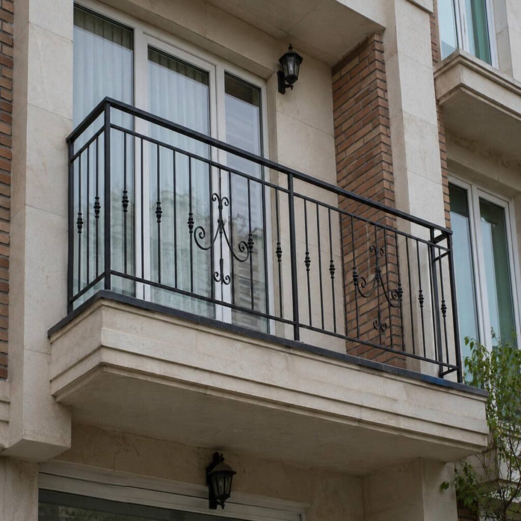 حفاظ تراس مشکی کنار نمای چوبی نمناک