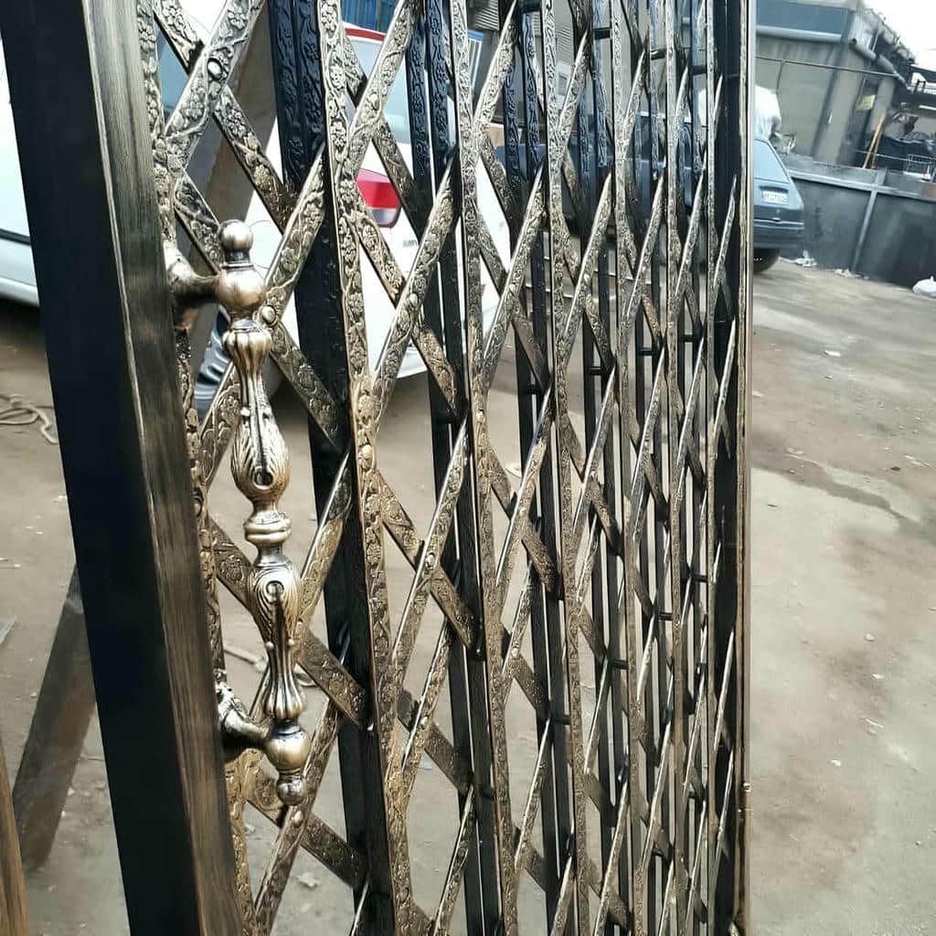 حفاظ درب آکاردئونی خاکستری در راهروی استان قم