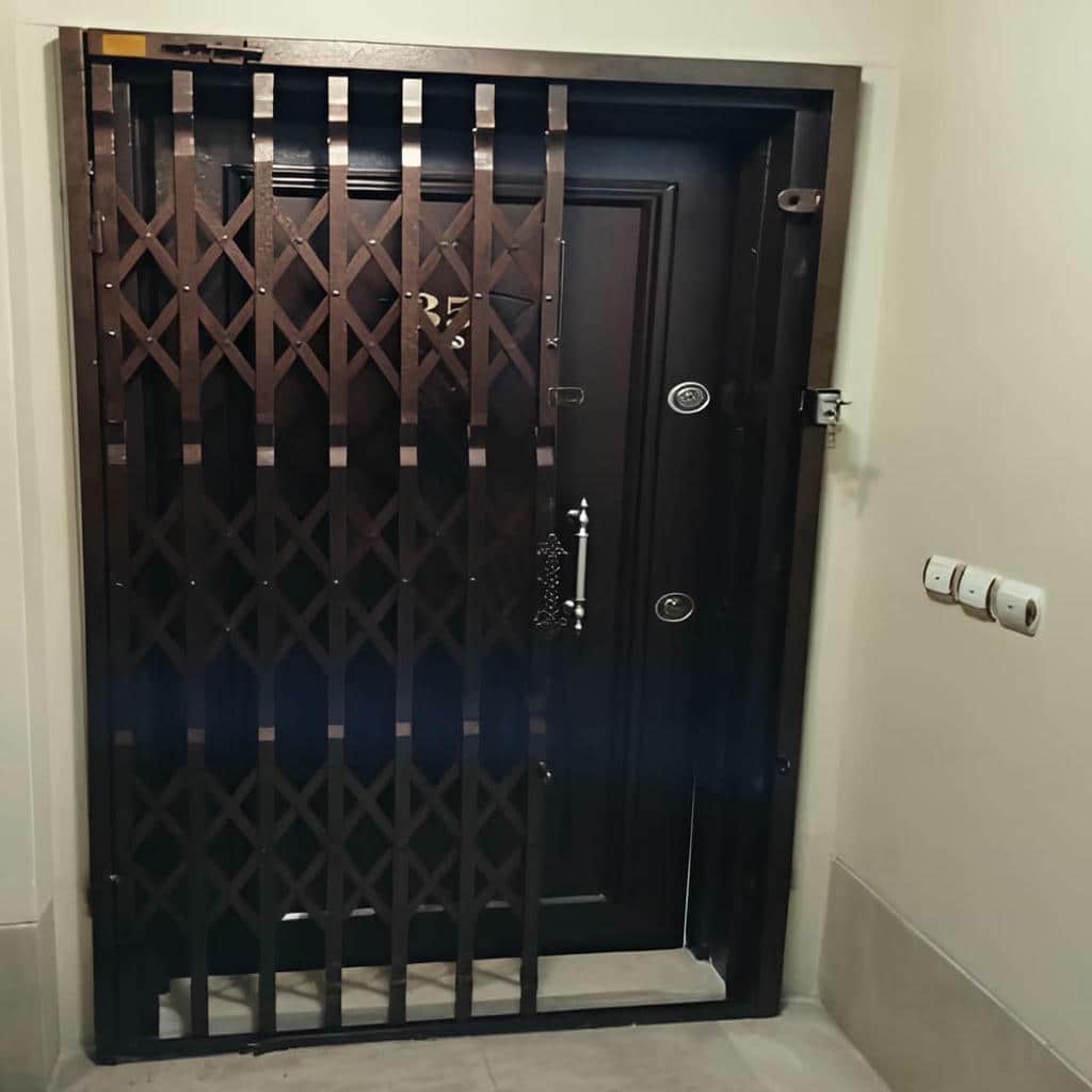 حفاظ درب آکاردئونی خاکستری در راهروی مشترک
