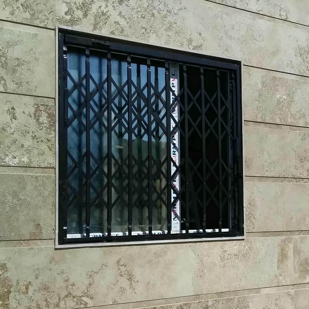 حفاظ درب آکاردئونی سرمه‌ای کنار پاگرد باریک قزوین