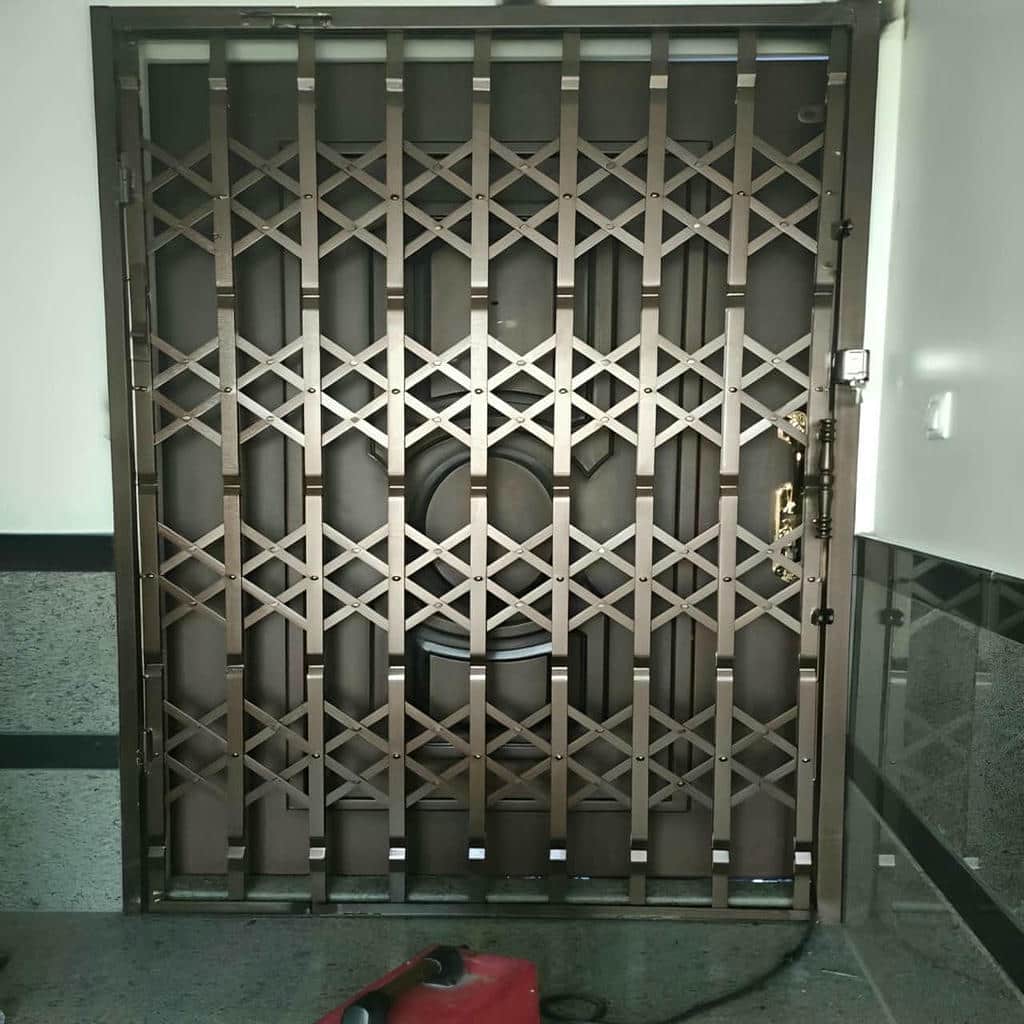 حفاظ درب آکاردئونی طوسی در راهروی مسکونی قزوین