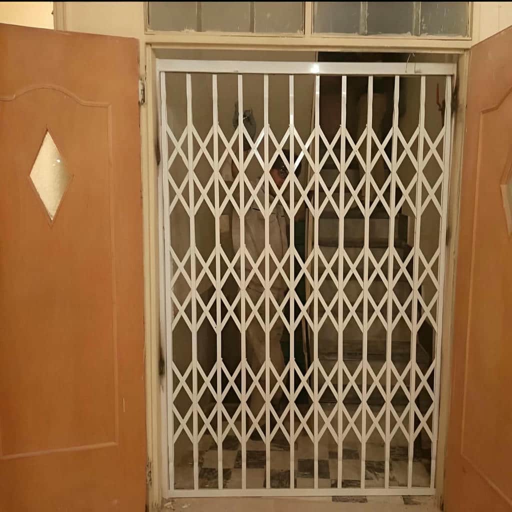 حفاظ درب آکاردئونی طوسی در پاگرد باریک ایلام