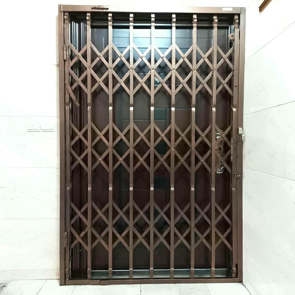 حفاظ درب آکاردئونی قهوه‌ای در پاگرد سنگی