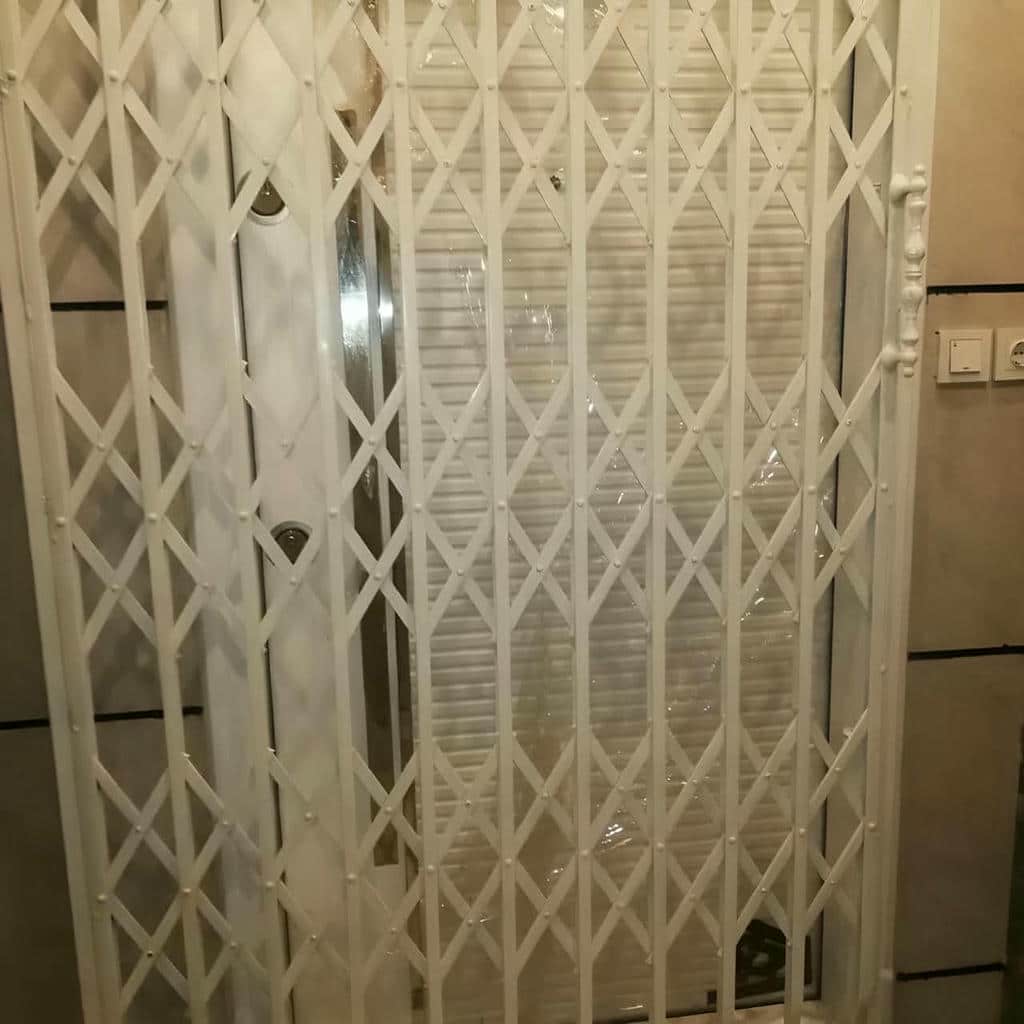 حفاظ درب آکاردئونی قهوه‌ای روبروی پاگرد باریک