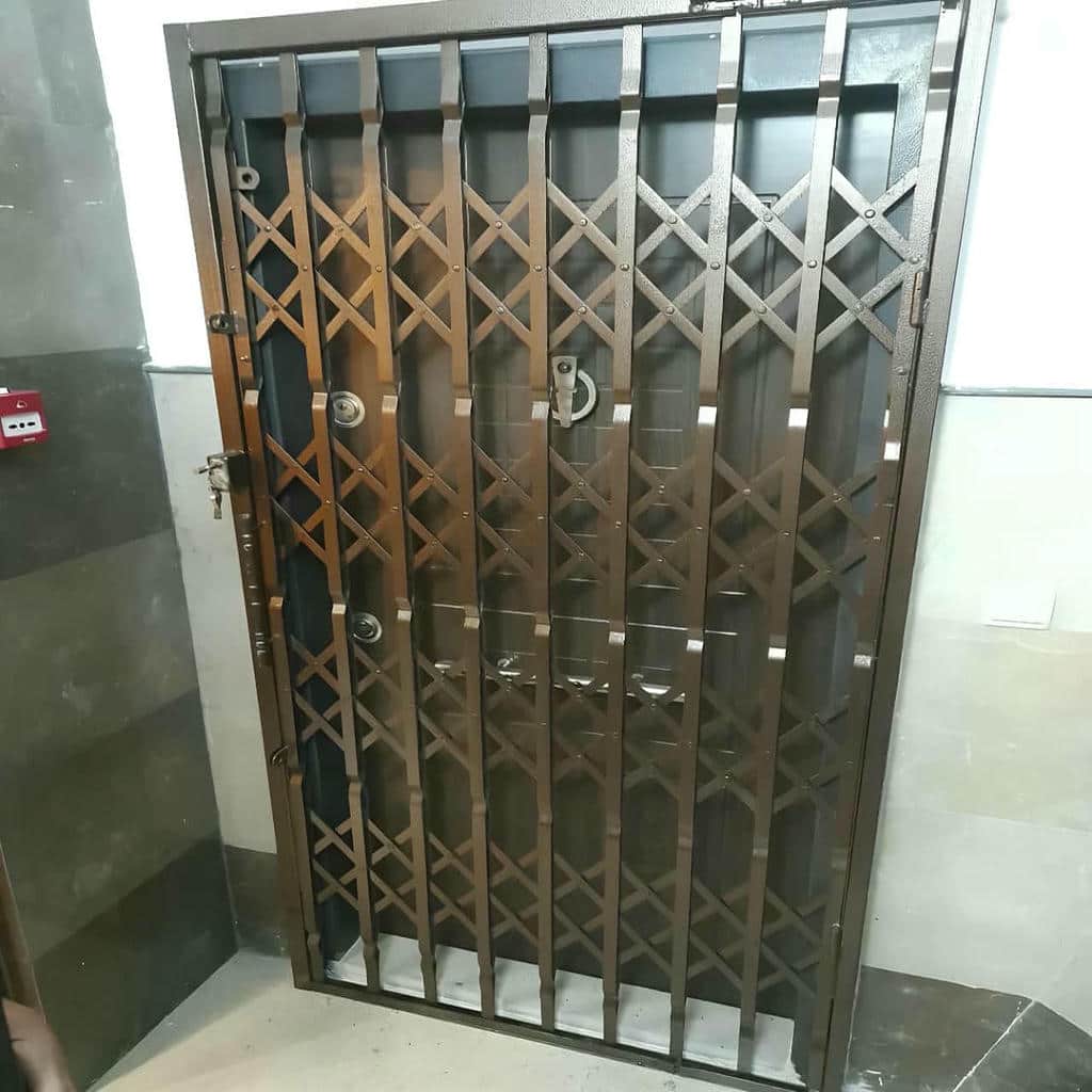 حفاظ درب آکاردئونی قهوه‌ای پاگرد استان آذربایجان غربی