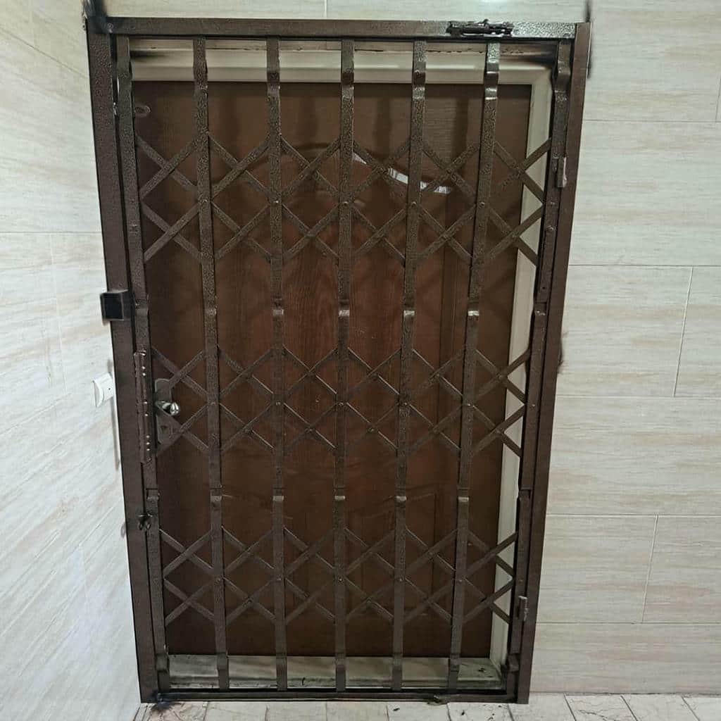 حفاظ درب آکاردئونی مشکی در مجتمع نوساز زاهدان