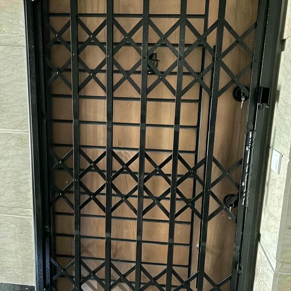 حفاظ درب آکاردئونی مشکی مقابل دفتر اداری زاهدان