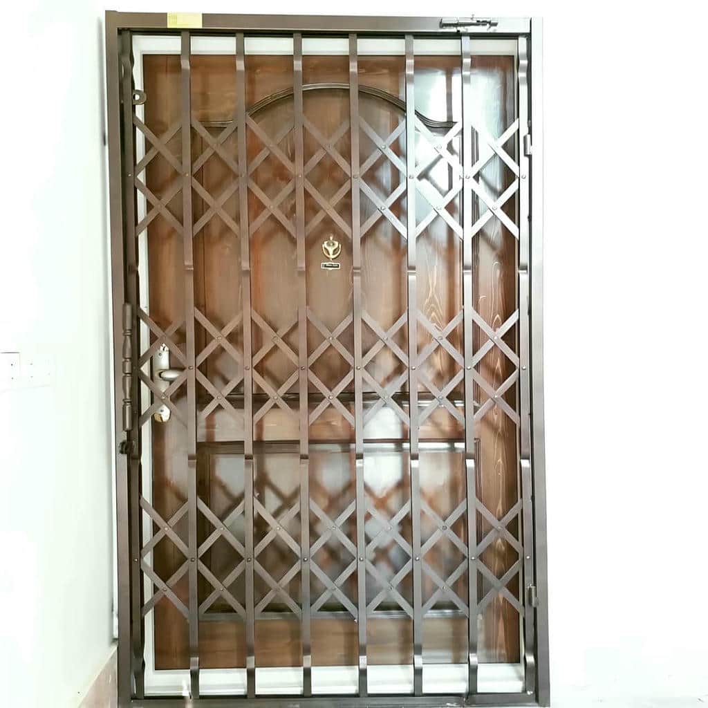 حفاظ درب آکاردئونی مشکی ورودی حیاط استان آذربایجان غربی