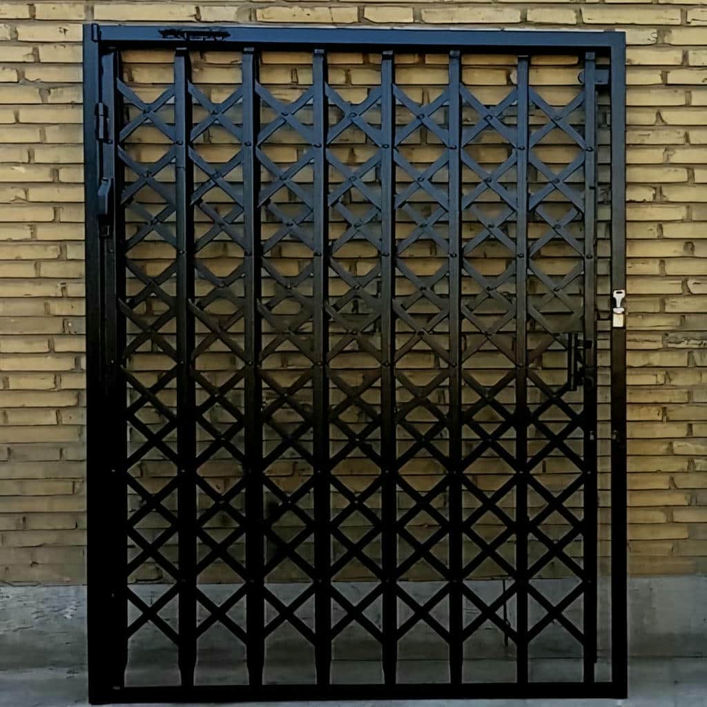 حفاظ درب آکاردئونی مشکی کنار تابلو برق راهرو