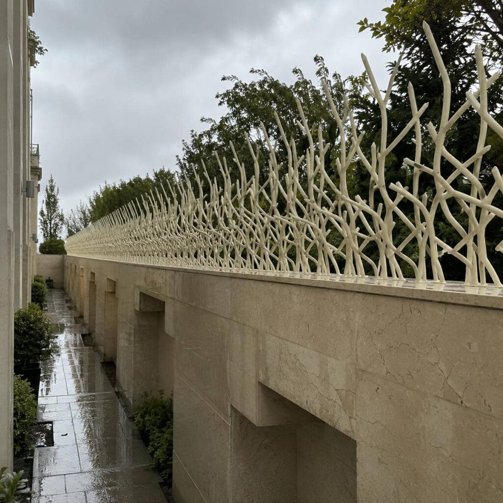 حفاظ دیوار با رنگ طوسی کنار دروازه خدماتی