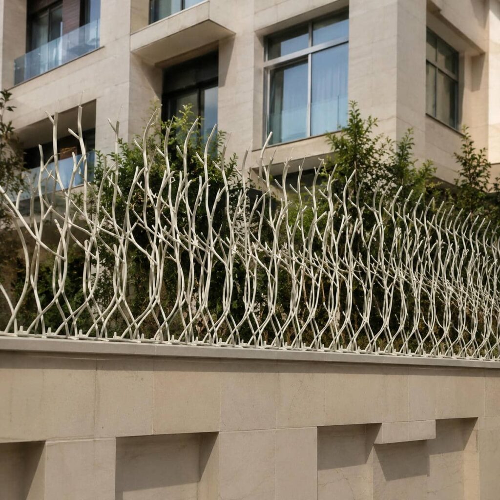 حفاظ دیوار سرنیزه‌ای کنار نمای سنگی استان زنجان