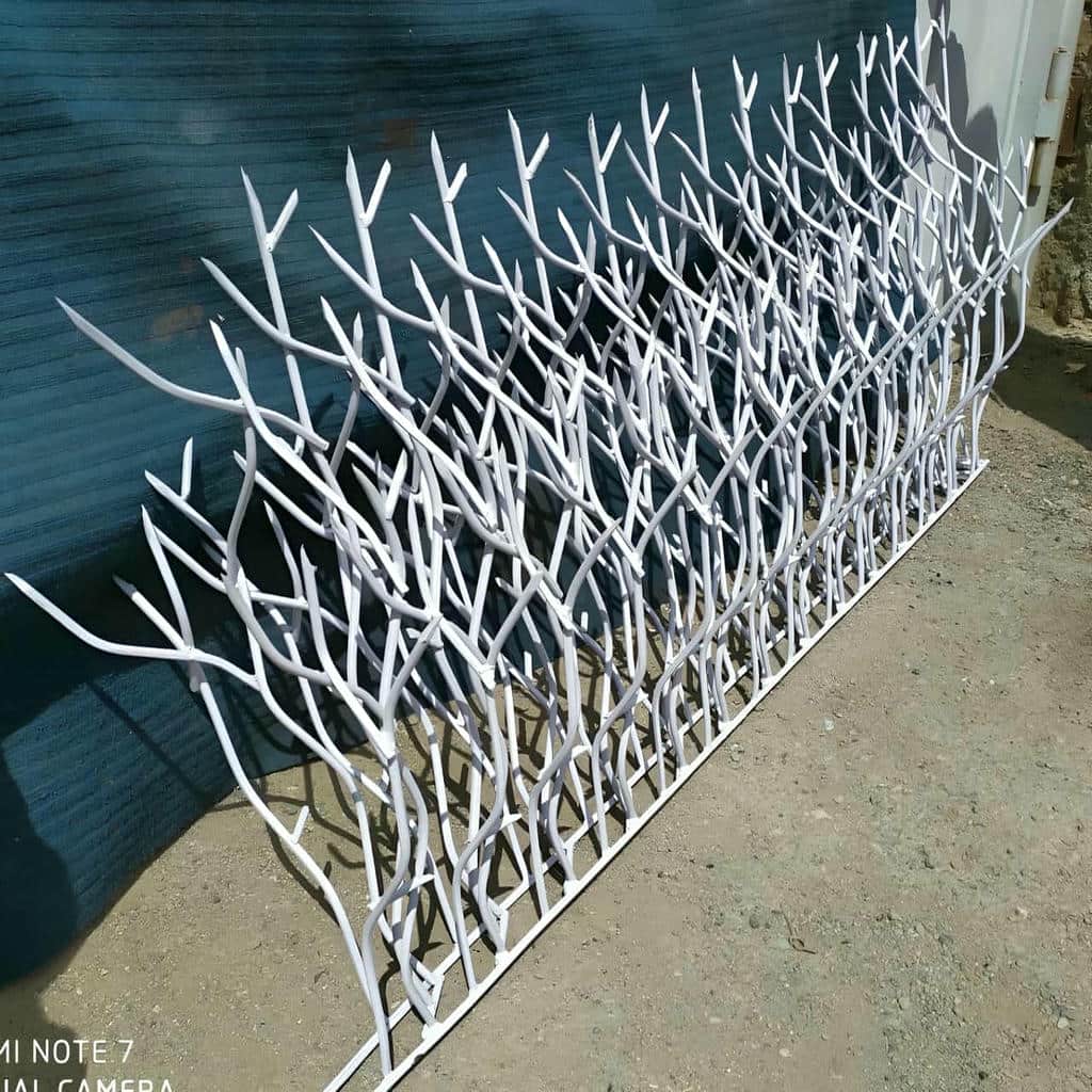 حفاظ دیوار سرنیزه ای بر فراز آجرهای قدیمی ایلام