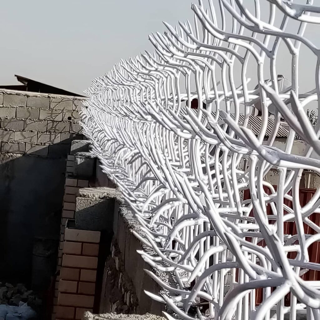 حفاظ دیوار سرنیزه ای روی دیوار سنگی بیرجند