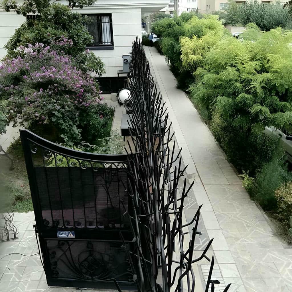 حفاظ دیوار شاخ گوزنی مجاور باغچه آبیاری‌شده