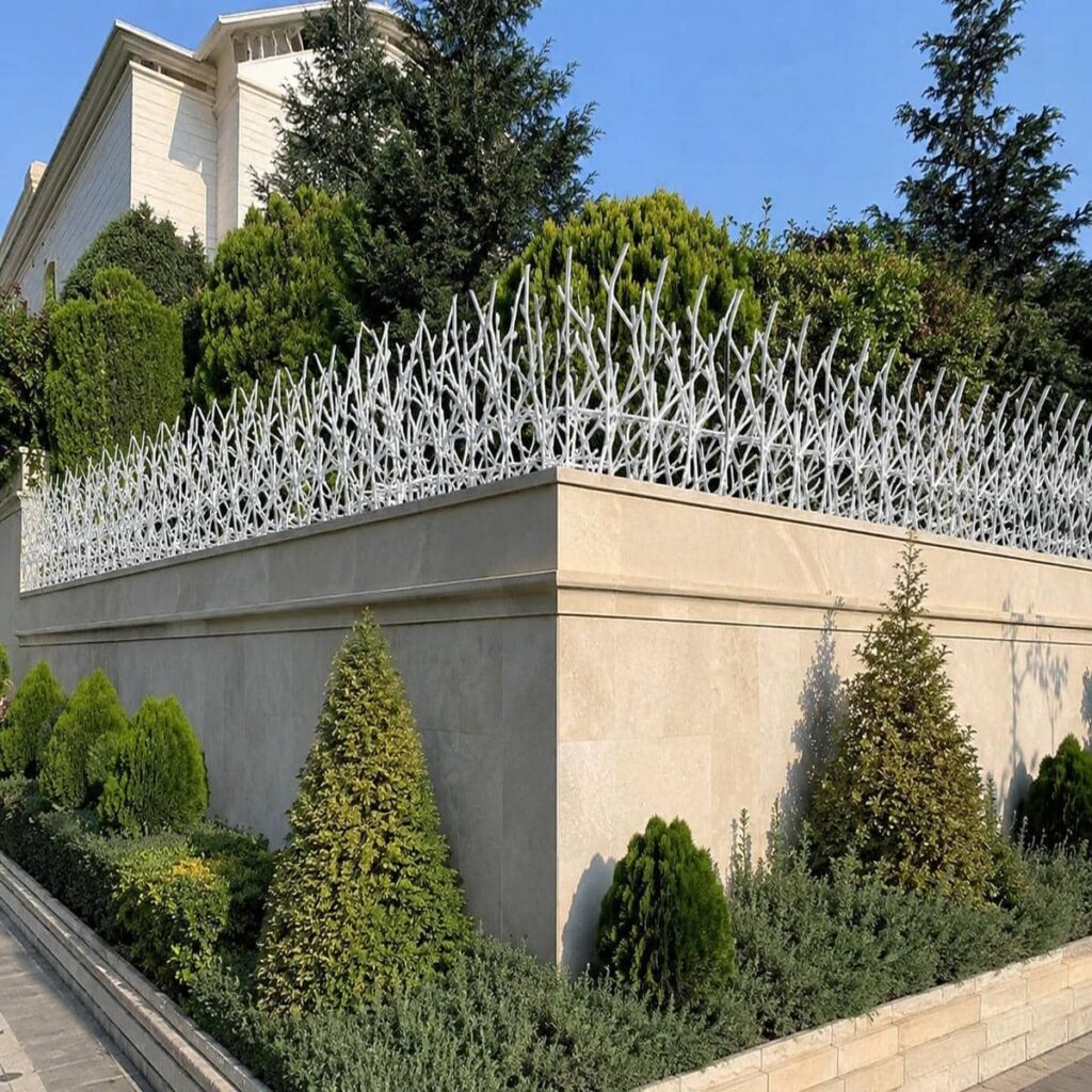 حفاظ دیوار شاخ گوزنی مشکی روی دیوار حیاط استان تهران