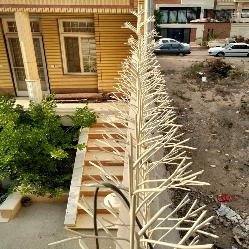 حفاظ دیوار شاخ گوزنی کنار مسیر سنگفرش حیاط