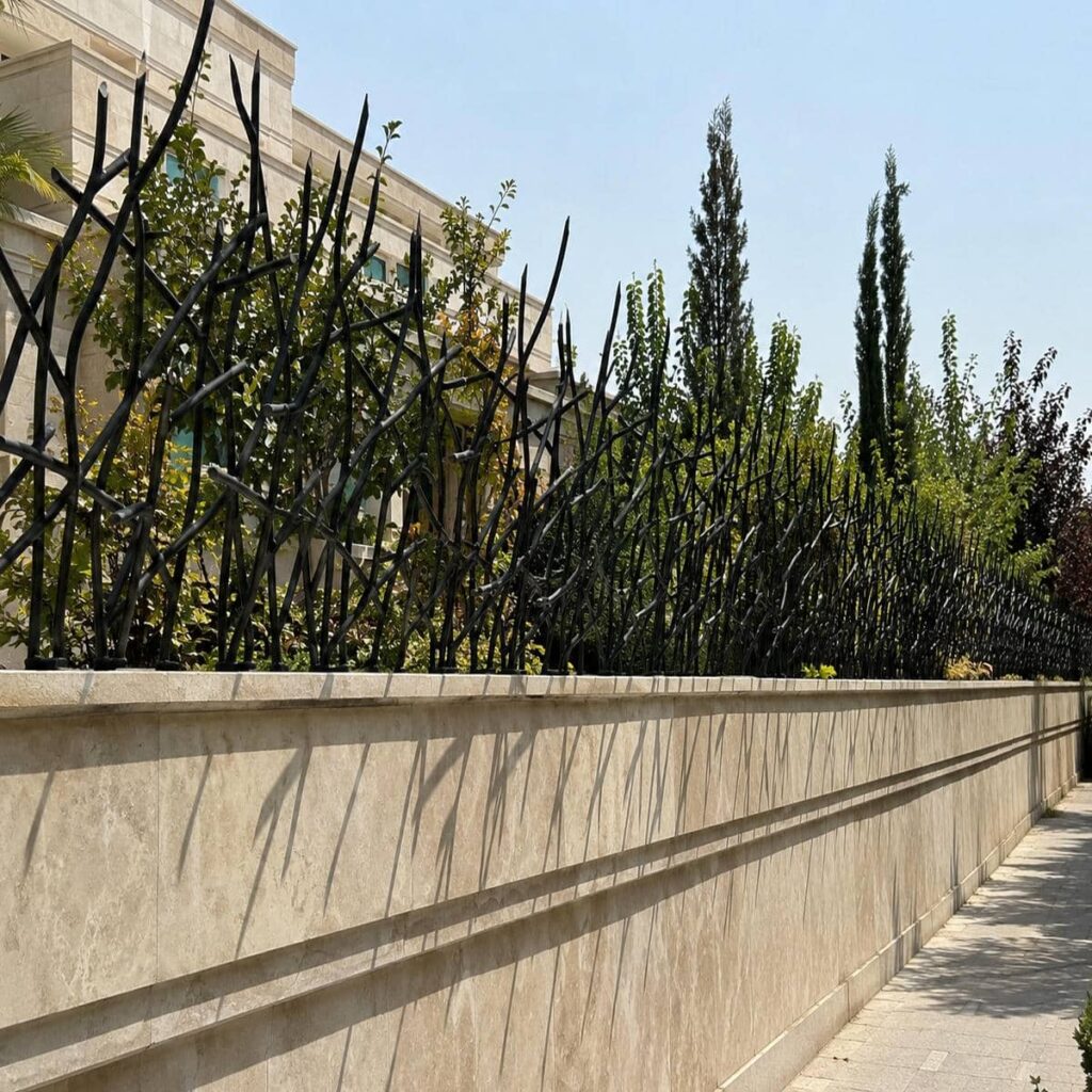 حفاظ دیوار فلزی خاکستری بر فراز جداره سنگی