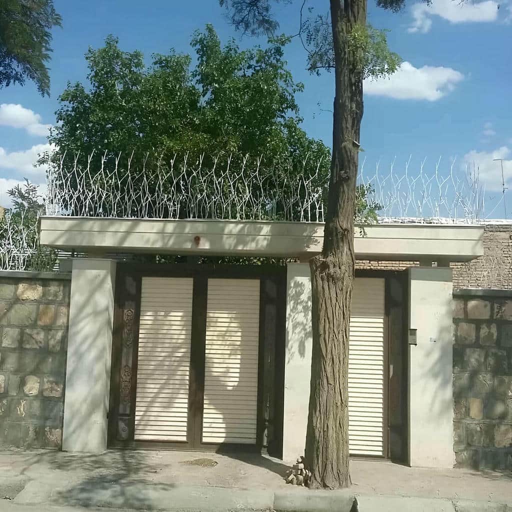 حفاظ دیوار مشکی بر فراز حیاط خانه استان کردستان