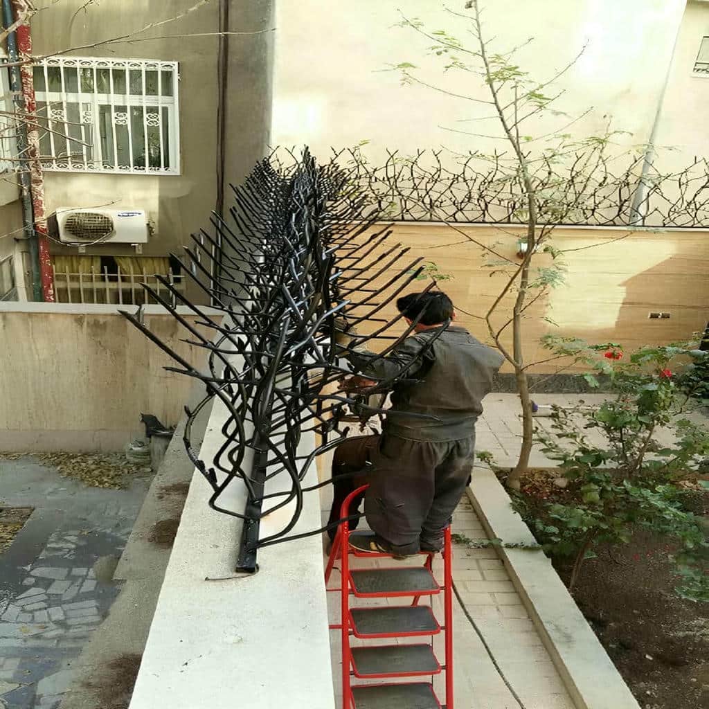 حفاظ دیوار مشکی مجاور مسیر برف‌روبی حیاط