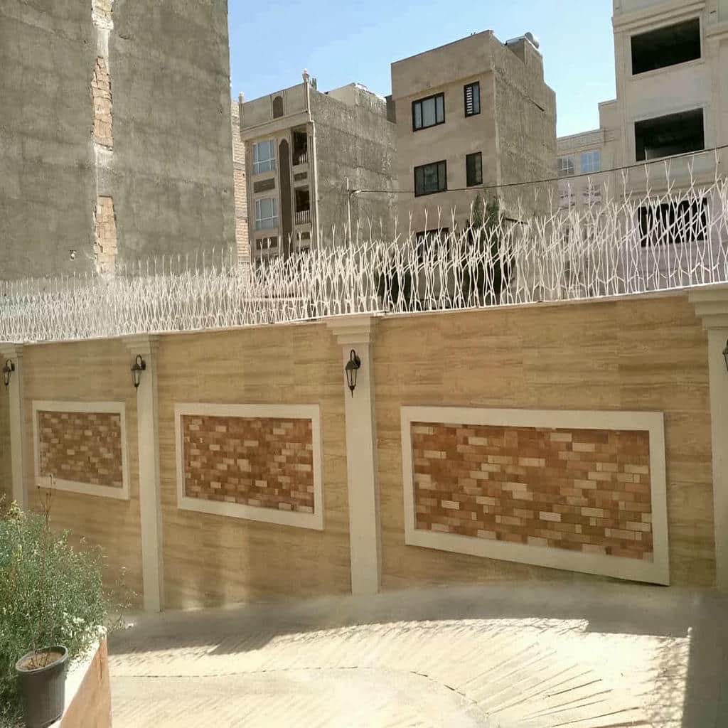 حفاظ دیوار مشکی کنار نمای بتن اکسپوز استان خوزستان