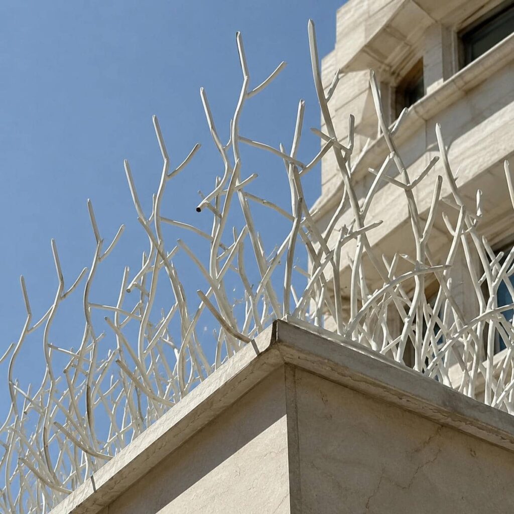 حفاظ دیوار نصب‌شده بر تاج بلوکی محوطه