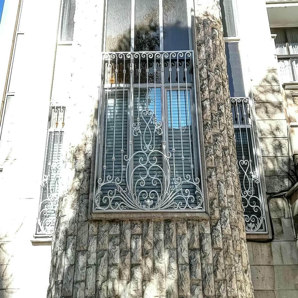 حفاظ پنجره آهنی مشکی با اتصالات یکدست در قم