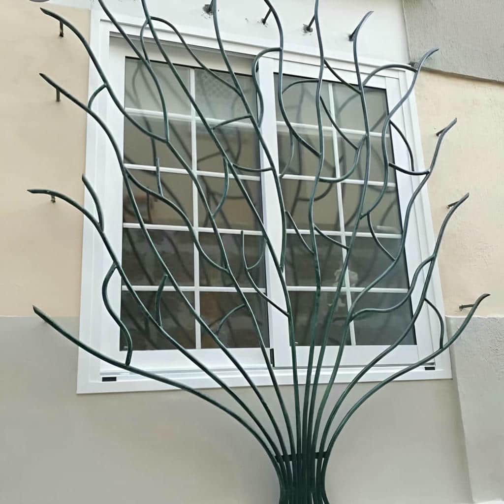 حفاظ پنجره با پوشش ضدخوردگی روی دیوار سیمانی