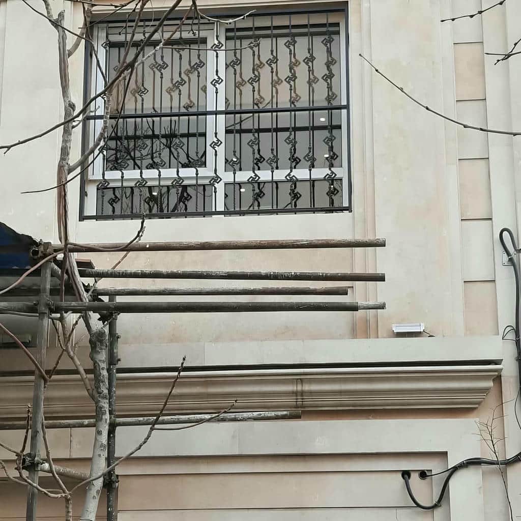 حفاظ پنجره خاکستری روی نمای آجری استان مرکزی