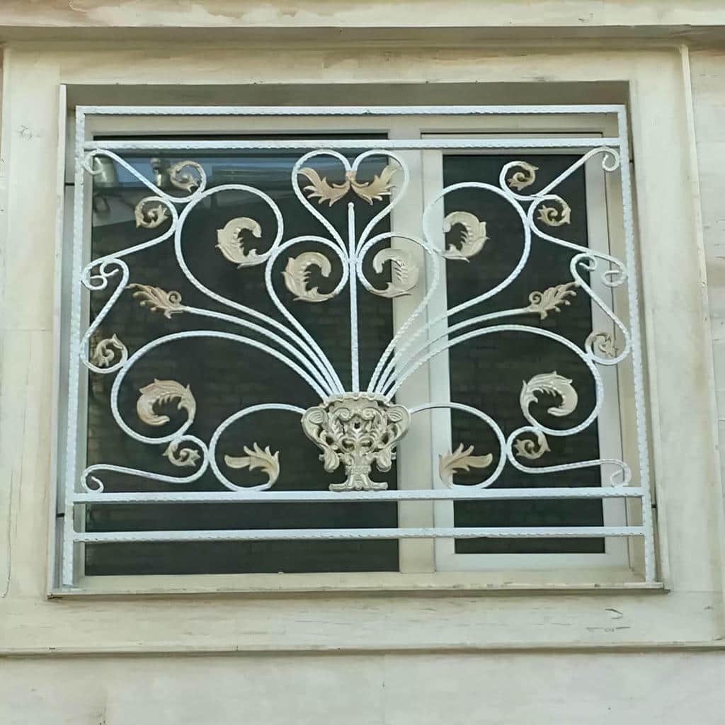 حفاظ پنجره ساده داخل نورگیر باریک ساختمان حفاظ پنجره ساده داخل نورگیر باریک ساختمان
