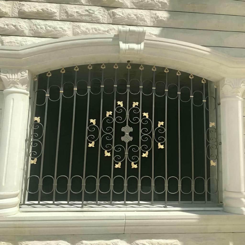 حفاظ پنجره ساده در نمای خیابانی اردبیل