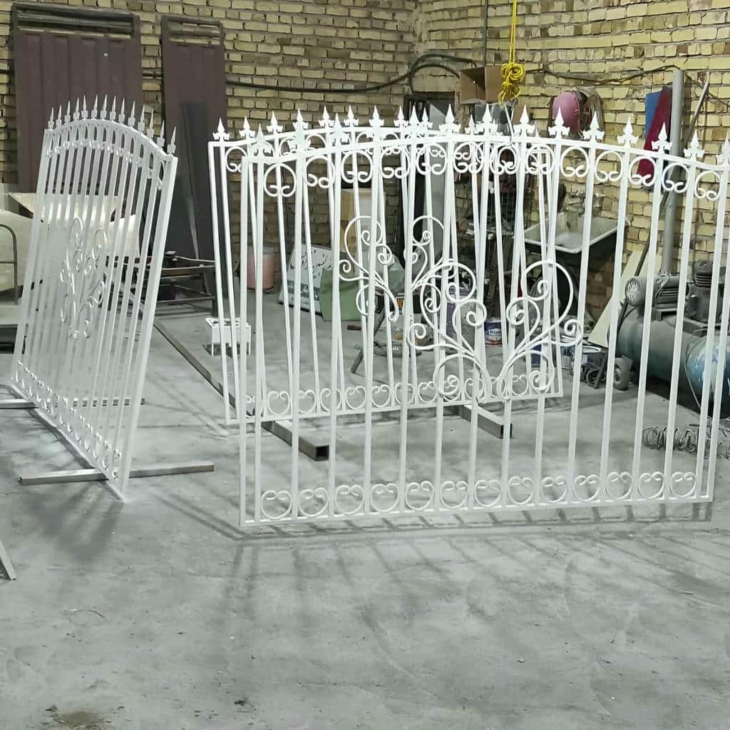 حفاظ پنجره ساده مقابل دیوار بارانخورده حفاظ پنجره ساده مقابل دیوار بارانخورده