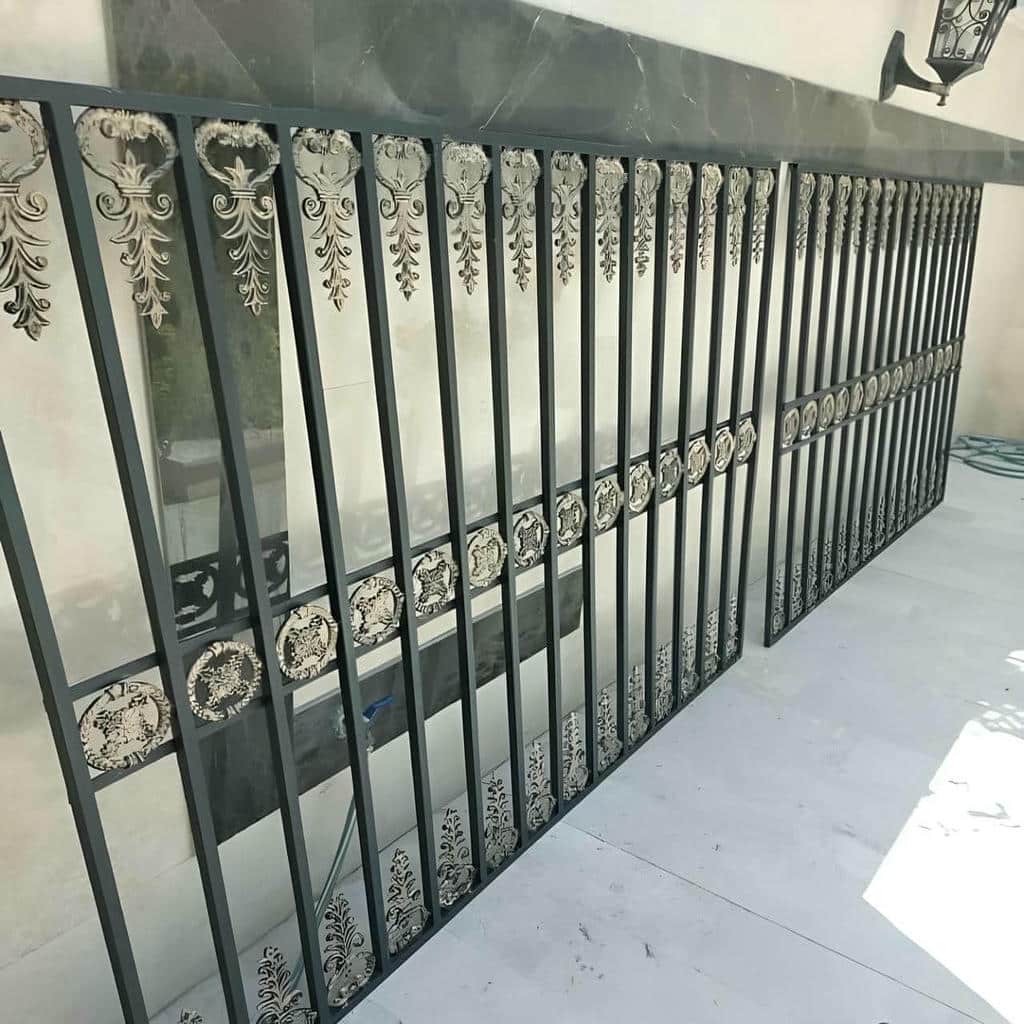 حفاظ پنجره سفید مقابل قاب قدیمی بازسازی شده حفاظ پنجره سفید مقابل قاب قدیمی بازسازی شده