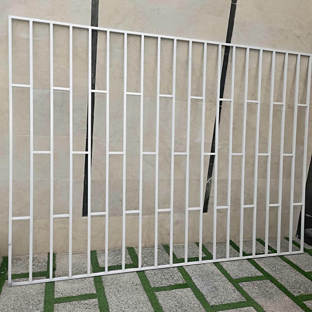 حفاظ پنجره مشکی روی نمای سنگی ویلا در یاسوج