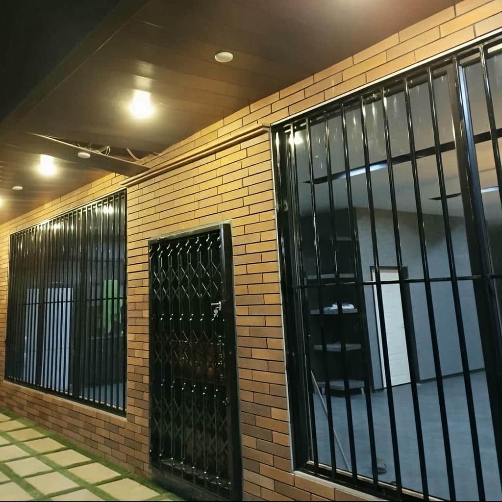 حفاظ پنجره مشکی مات روی آجر استان اردبیل