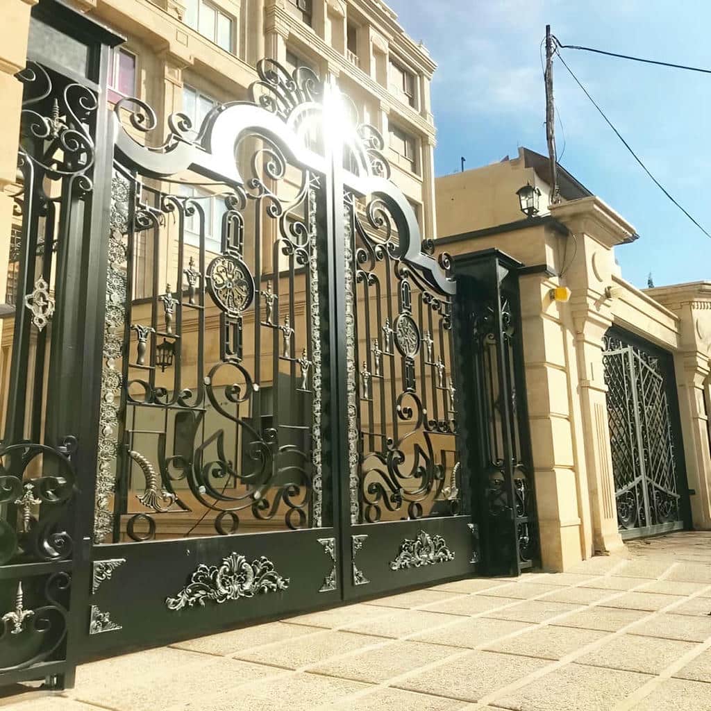 درب حیاط دولنگه سفید بالای رمپ سنگی