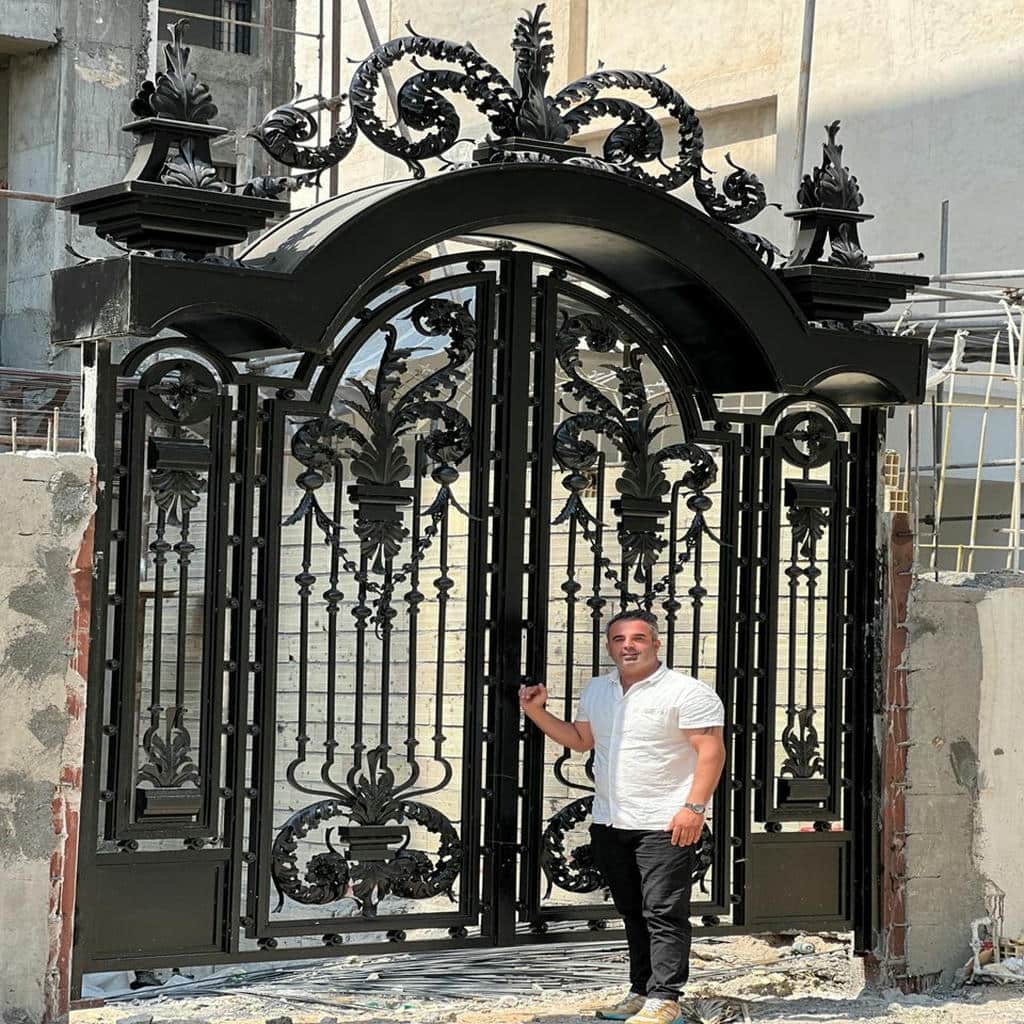 درب حیاط دولنگه کنار محوطه سنگفرششده درب حیاط دولنگه کنار محوطه سنگفرششده