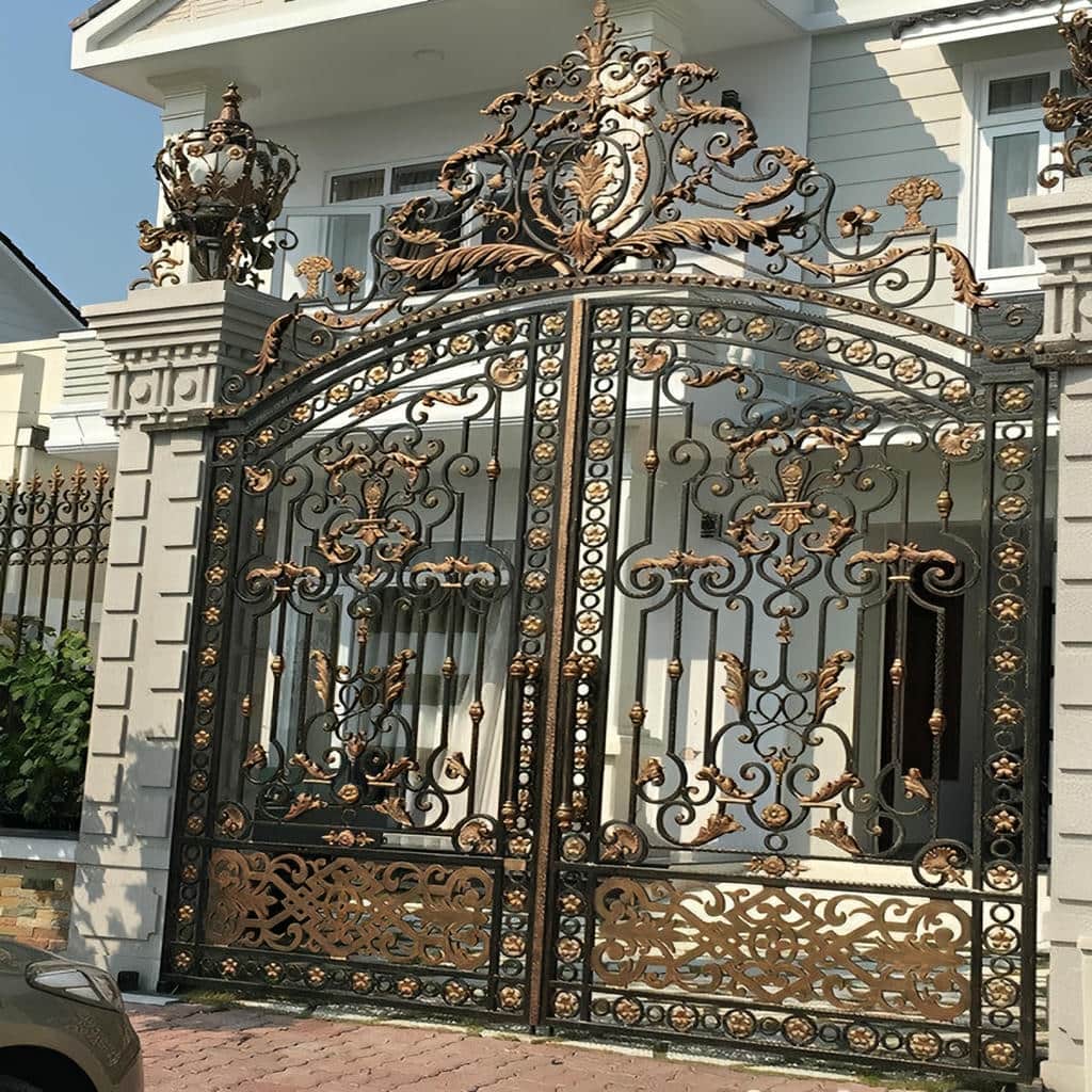 درب حیاط سرمه‌ای خانه ویلایی در استان فارس