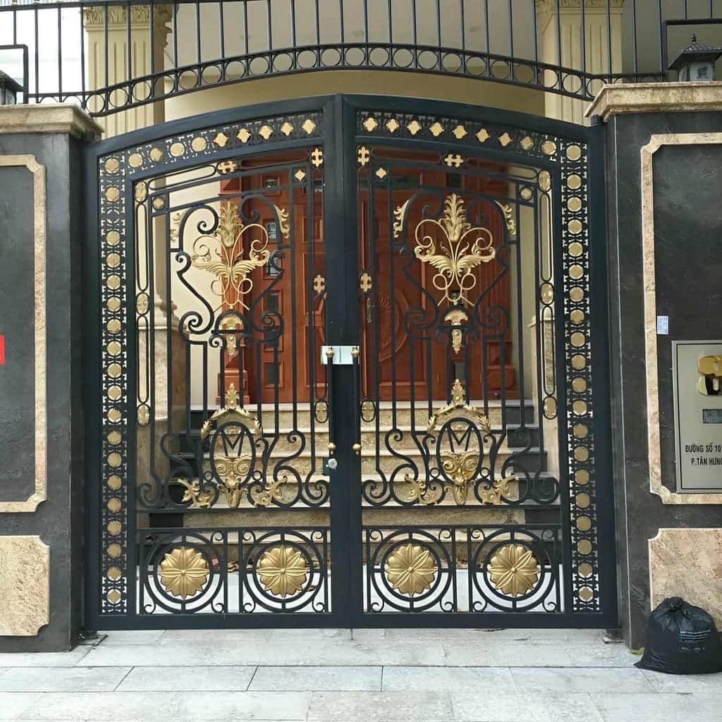 درب حیاط کم‌عرض سرمه‌ای کنار نمای سفید استان مازندران