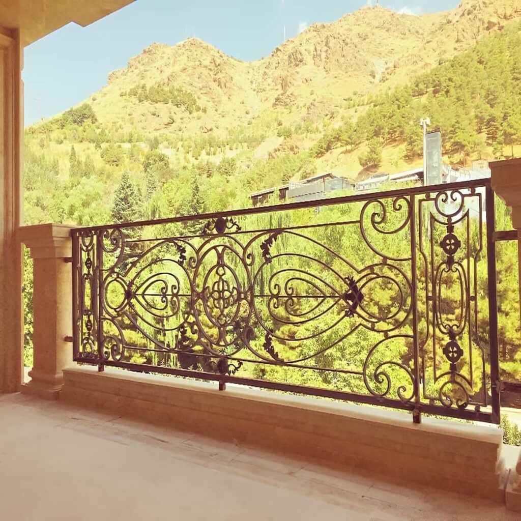 دست‌انداز آهنی مات در تراس روبه‌باغ
