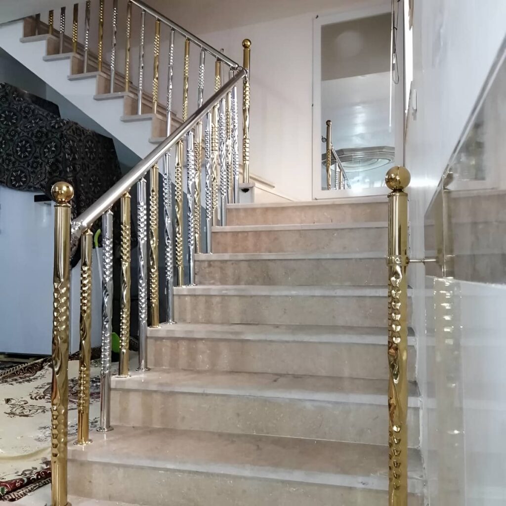 دست‌انداز استیل ساتن بر فراز پله سنگ روشن