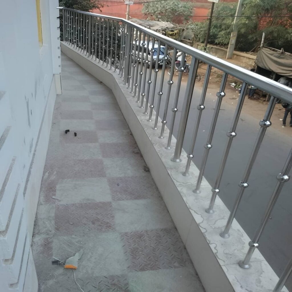 دست انداز استیل برس خورده در ایوان مسقف