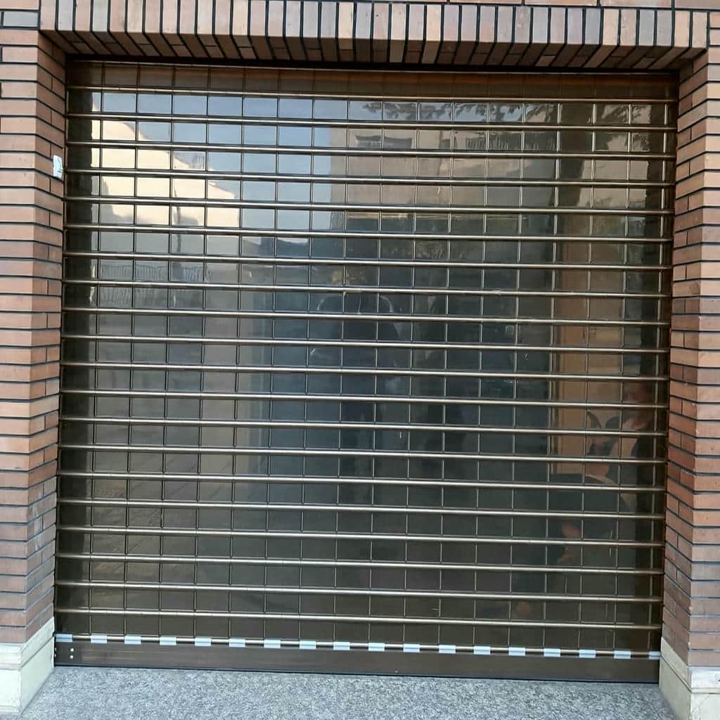 دهانه عریض مجهز به کرکره برقی نقره ای