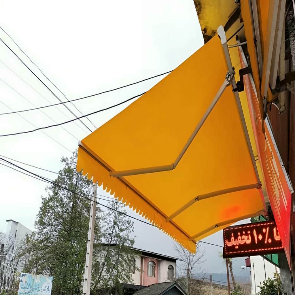سایبان برقی بازویی کنار دیوار کاشی کاری شده