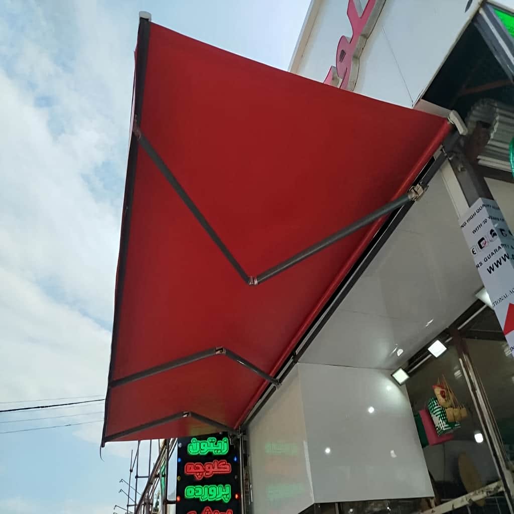 سایبان برقی زیتونی بالای محل بسته بندی دسته گل