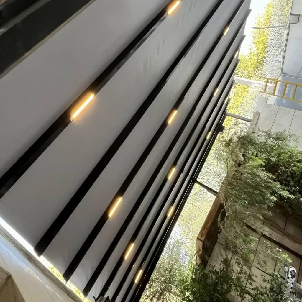 سایبان برقی سفید بالای سکوی تحویل خودرو بندرعباس