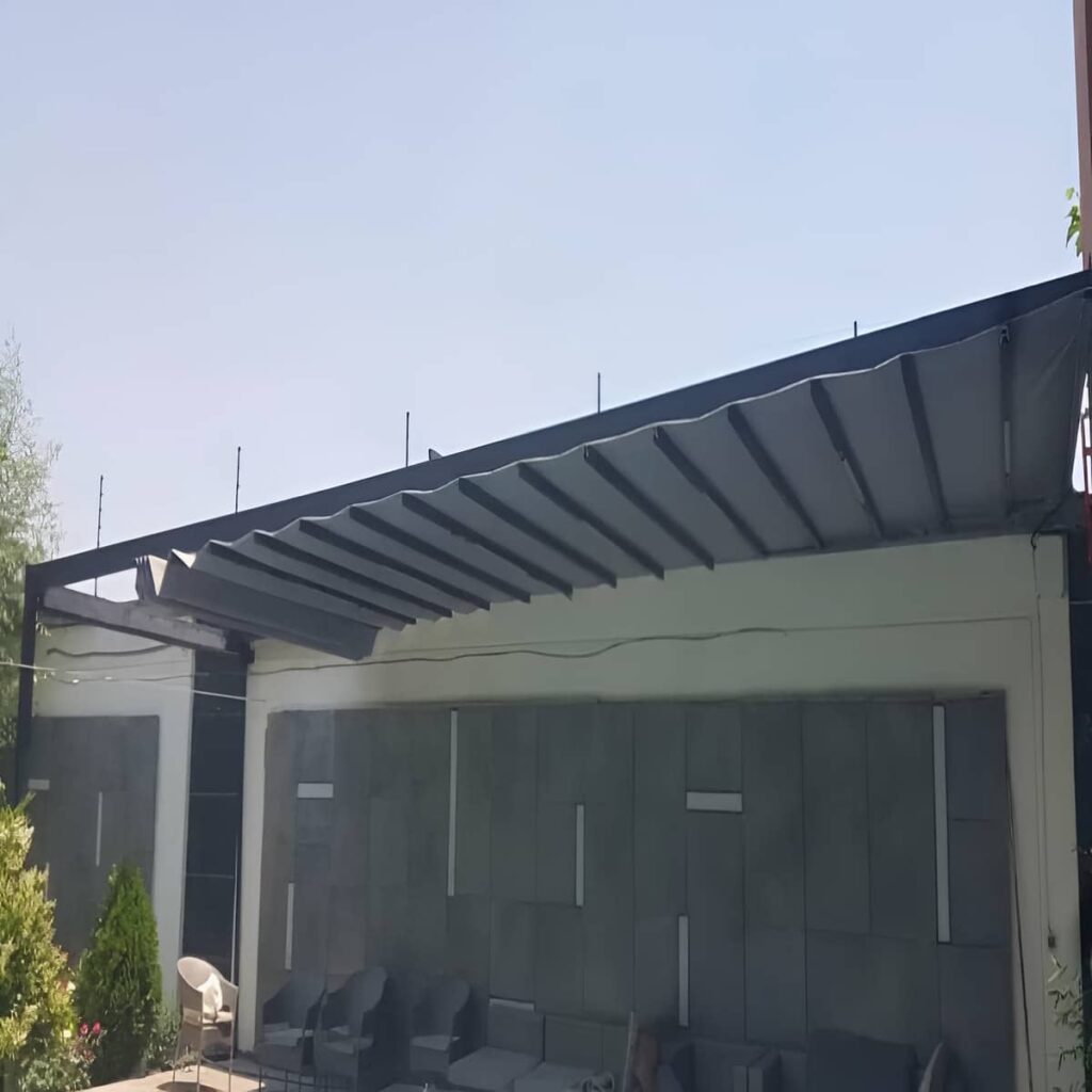 سایبان برقی شنی روی تراس صبحانه خوری استان هرمزگان