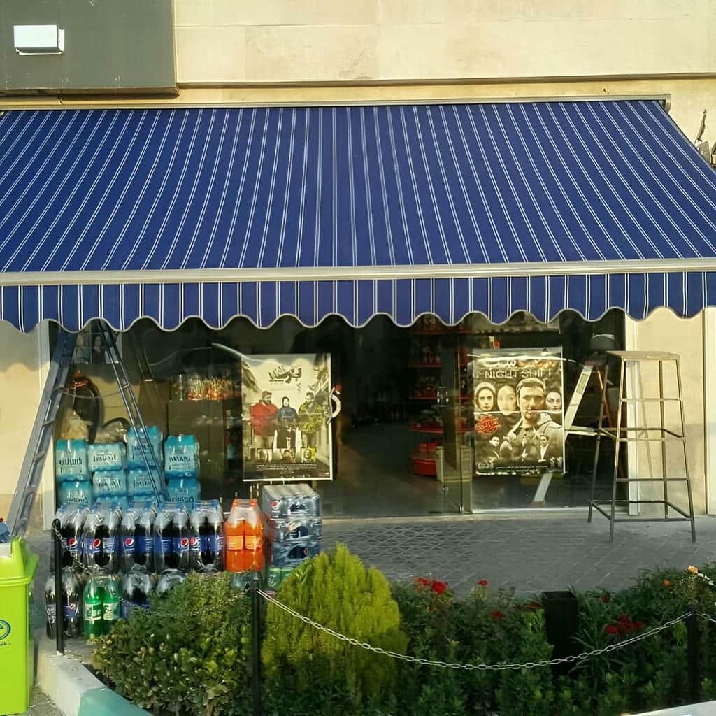 سایبان برقی طوسی بالای پیشخوان دوچرخه فروشی قزوین