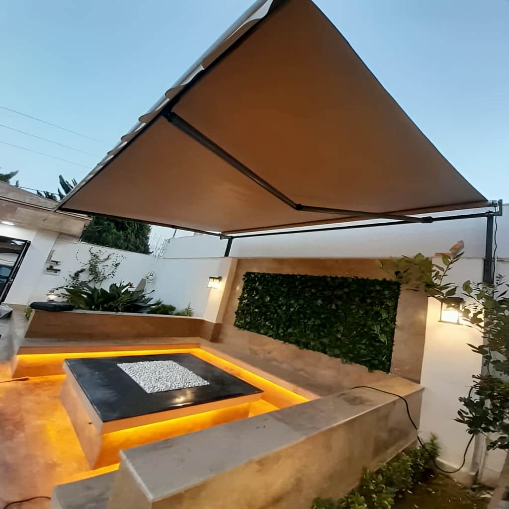 سایبان برقی طوسی روی نیمکت انتظار استان زنجان